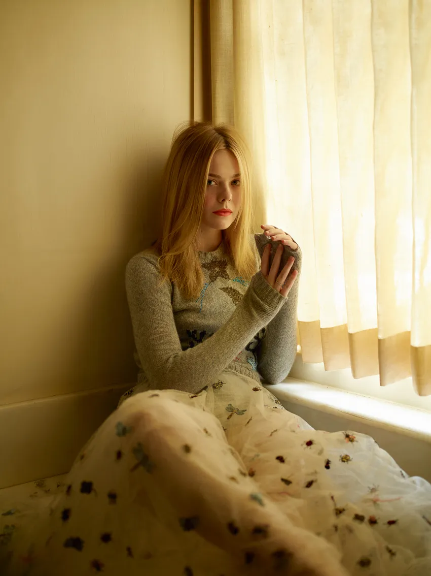 Elle Fanning lạc trôi giữa những sắc màu diệu kỳ - Ảnh 2.