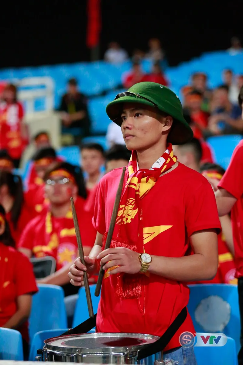 ẢNH: Rực rỡ sắc màu CĐV Việt Nam trước trận gặp ĐT Afghanistan - Ảnh 18. ẢNH: Rực rỡ sắc màu CĐV Việt Nam trước trận gặp ĐT Afghanistan - Ảnh 18.