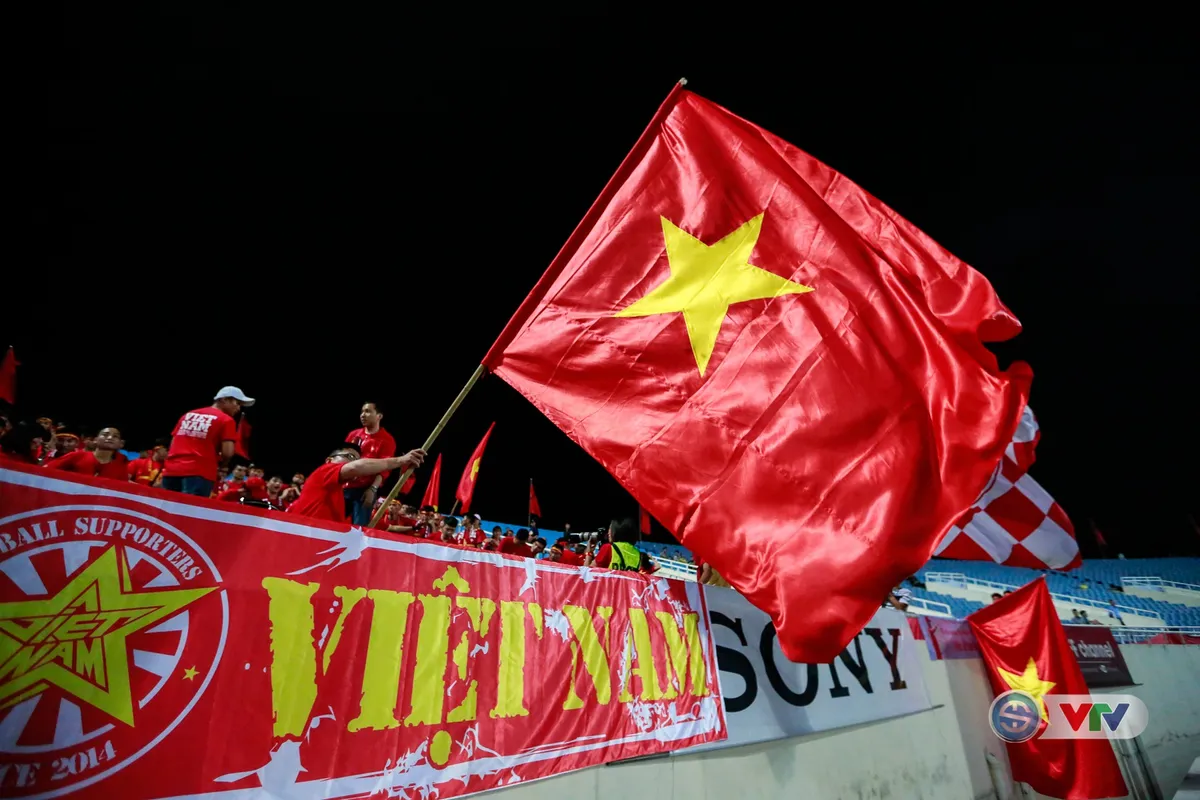 ẢNH: Rực rỡ sắc màu CĐV Việt Nam trước trận gặp ĐT Afghanistan - Ảnh 12. ẢNH: Rực rỡ sắc màu CĐV Việt Nam trước trận gặp ĐT Afghanistan - Ảnh 12.