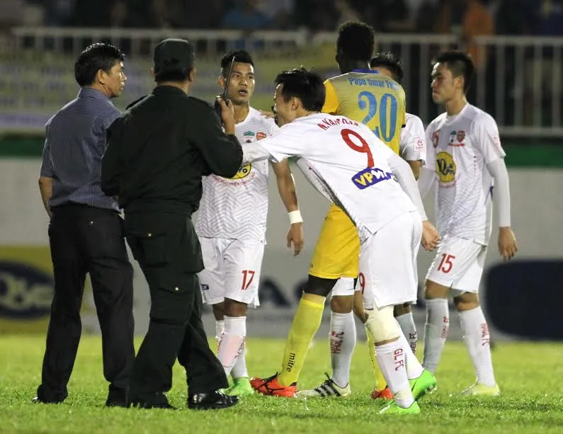 Góc nhìn: Đa dạng các hình thức phản ứng trọng tài tại giải VĐQG V.League 2017 - Ảnh 1. Góc nhìn: Đa dạng các hình thức phản ứng trọng tài tại giải VĐQG V.League 2017 - Ảnh 1.