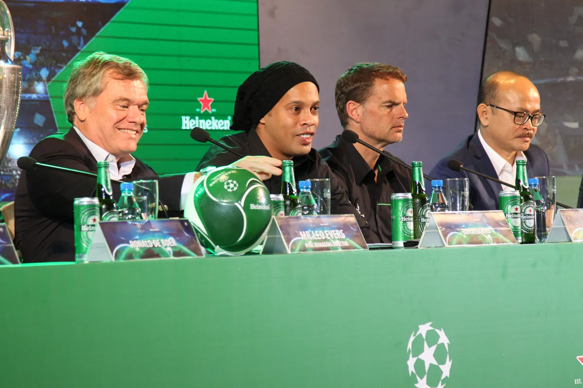 Ronaldinho, anh em De Boer đến Việt Nam - Ảnh 1. Ronaldinho, anh em De Boer đến Việt Nam - Ảnh 1.