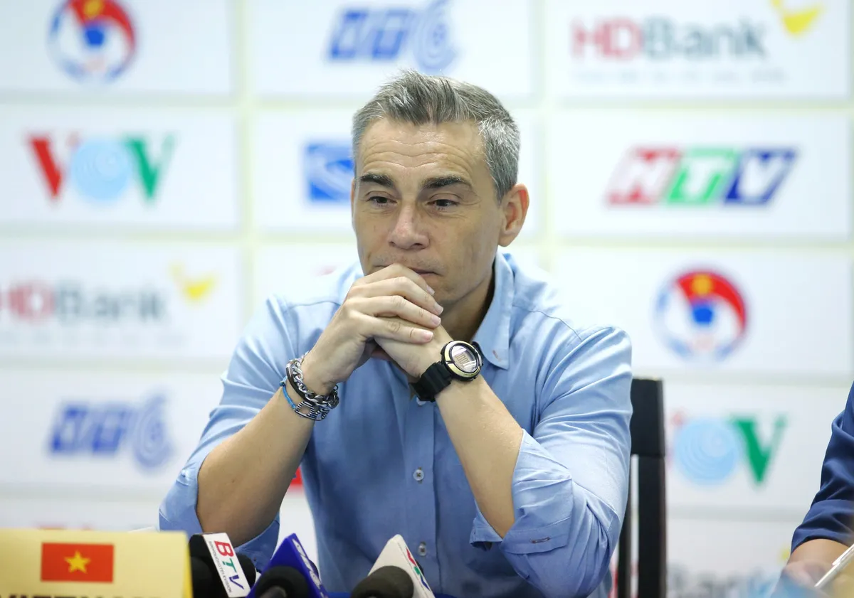 HLV Rodrigo hy vọng ĐT futsal Việt Nam sẽ bình tâm trở lại sau thất bại trước Malaysia - Ảnh 1. HLV Rodrigo hy vọng ĐT futsal Việt Nam sẽ bình tâm trở lại sau thất bại trước Malaysia - Ảnh 1.