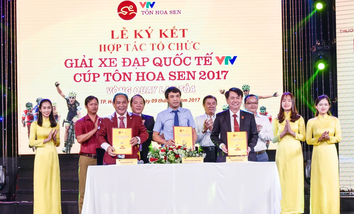 Công bố và ký kết biên bản thỏa thuận hợp tác để tổ chức Giải xe đạp Quốc tế VTV - Cúp Tôn Hoa Sen 2017 - Ảnh 3. Công bố và ký kết biên bản thỏa thuận hợp tác để tổ chức Giải xe đạp Quốc tế VTV - Cúp Tôn Hoa Sen 2017 - Ảnh 3.