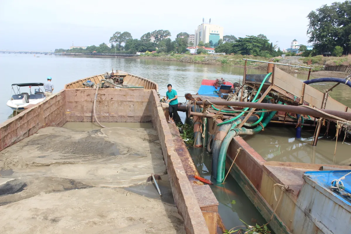 Bắt sà lan và ghe lớn bơm hút cát lậu tại Đồng Nai - Ảnh 1.