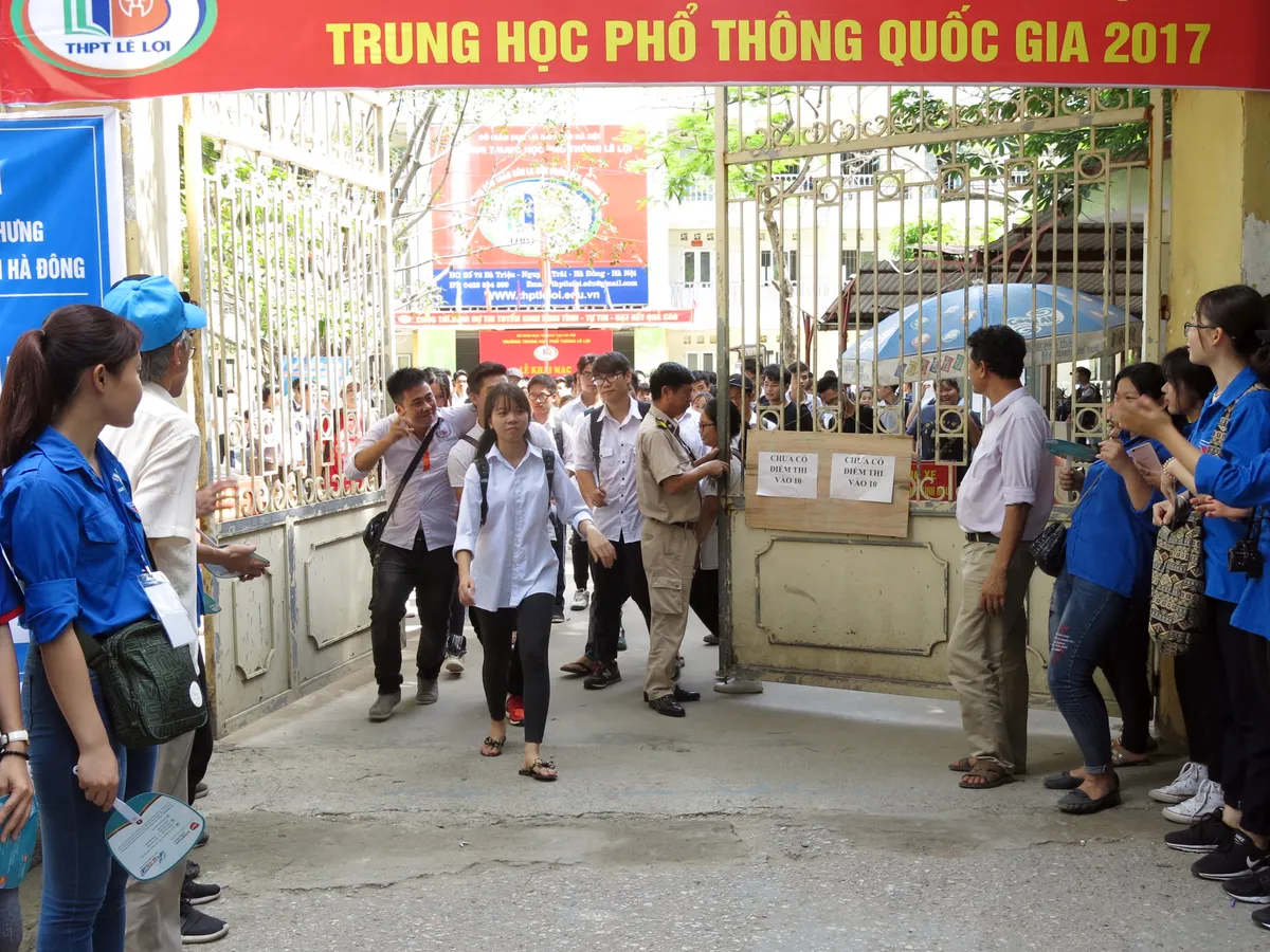 Thi THPT Quốc gia 2017: Nhiều thí sinh hoàn thành sớm bài thi Ngữ văn - Ảnh 11.