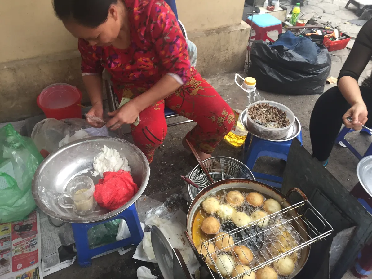 Hàng quán vỉa hè chuyển lên tầng thượng buôn bán để thích nghi - Ảnh 8.