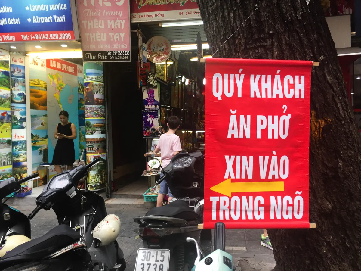 Hàng quán vỉa hè chuyển lên tầng thượng buôn bán để thích nghi - Ảnh 1.