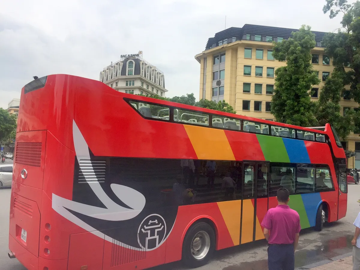 Hà Nội tiếp tục hoàn thiện phương án vận hành xe bus 2 tầng City tour - Ảnh 1.