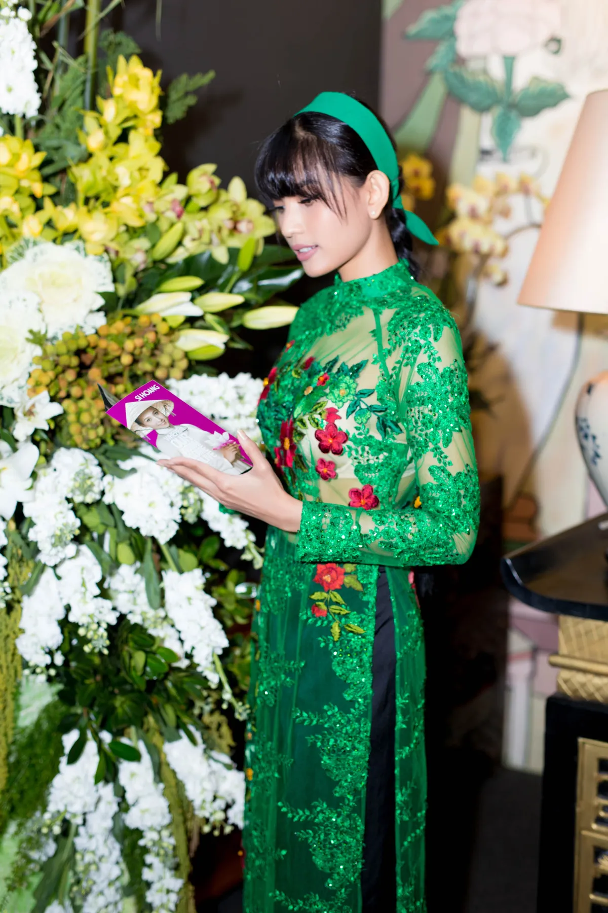Trương Thị May diện áo dài xuyên thấu đọ dáng Thùy Dung, Lệ Hằng - Ảnh 10.