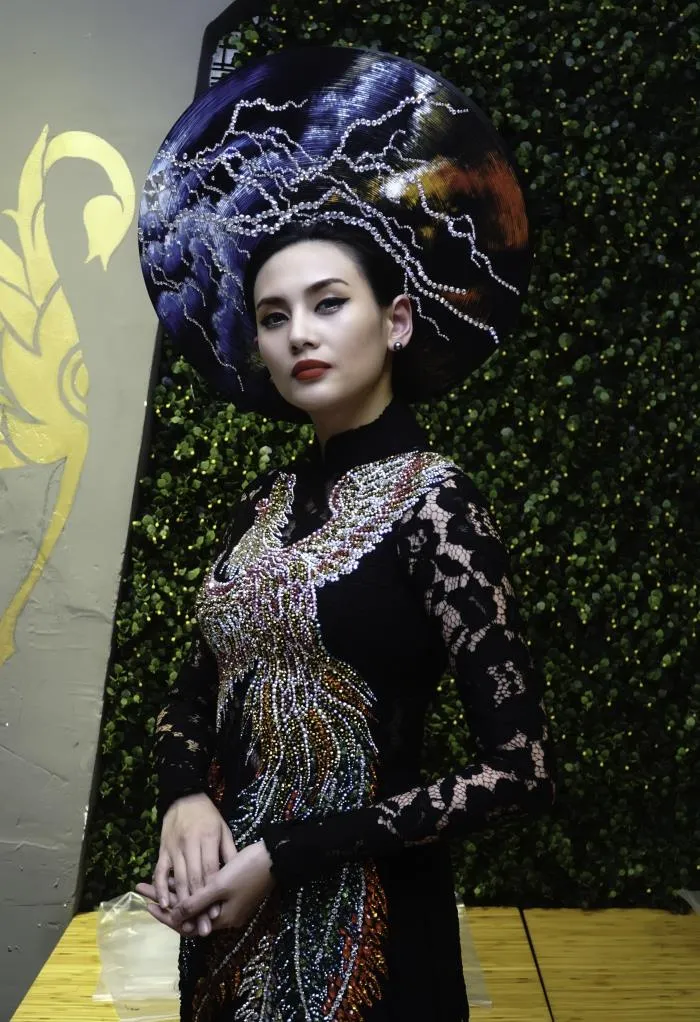 V&otilde; Ho&agrave;ng Yến đ&agrave;o tạo kỹ năng catwalk cho Hoa hậu Hữu nghị ASEAN 2017 - Ảnh 1.