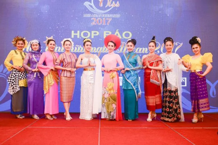 V&otilde; Ho&agrave;ng Yến đ&agrave;o tạo kỹ năng catwalk cho Hoa hậu Hữu nghị ASEAN 2017 - Ảnh 2.