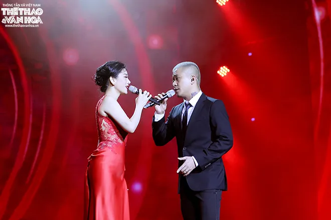 Ca sĩ Tuấn Hưng nắm chặt tay Lệ Quy&ecirc;n trước ng&agrave;y Lễ t&igrave;nh nh&acirc;n - Ảnh 1.