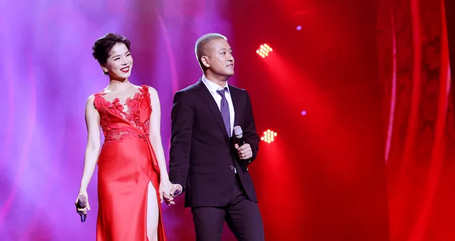 Ca sĩ Tuấn Hưng nắm chặt tay Lệ Quy&ecirc;n trước ng&agrave;y Lễ t&igrave;nh nh&acirc;n - Ảnh 2.