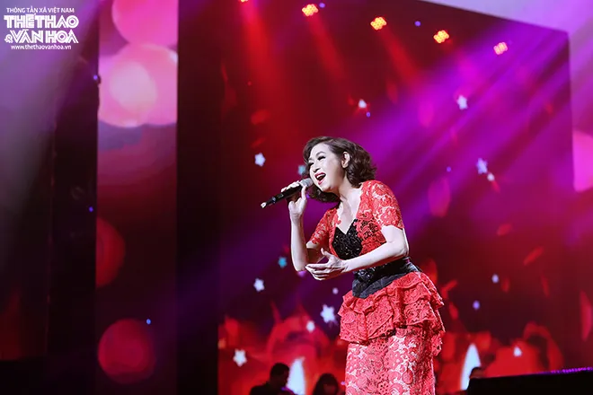 Ca sĩ Tuấn Hưng nắm chặt tay Lệ Quy&ecirc;n trước ng&agrave;y Lễ t&igrave;nh nh&acirc;n - Ảnh 5.