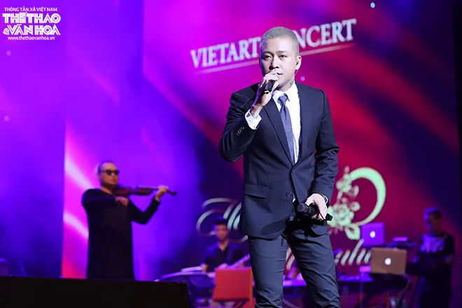 Ca sĩ Tuấn Hưng nắm chặt tay Lệ Quy&ecirc;n trước ng&agrave;y Lễ t&igrave;nh nh&acirc;n - Ảnh 6.