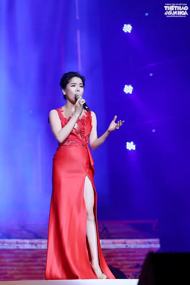 Ca sĩ Tuấn Hưng nắm chặt tay Lệ Quy&ecirc;n trước ng&agrave;y Lễ t&igrave;nh nh&acirc;n - Ảnh 7.