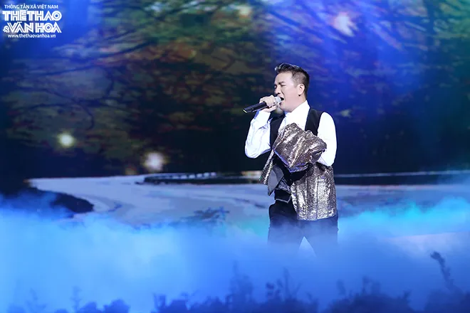 Ca sĩ Tuấn Hưng nắm chặt tay Lệ Quy&ecirc;n trước ng&agrave;y Lễ t&igrave;nh nh&acirc;n - Ảnh 11.