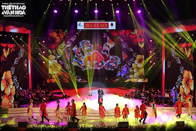 Ca sĩ Tuấn Hưng nắm chặt tay Lệ Quy&ecirc;n trước ng&agrave;y Lễ t&igrave;nh nh&acirc;n - Ảnh 12.