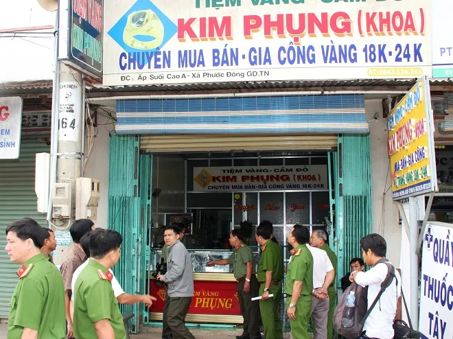 Hai nghi can trong vụ cướp tiệm v&agrave;ng t&aacute;o tợn giữa ban ng&agrave;y ra đầu th&uacute; - Ảnh 1.