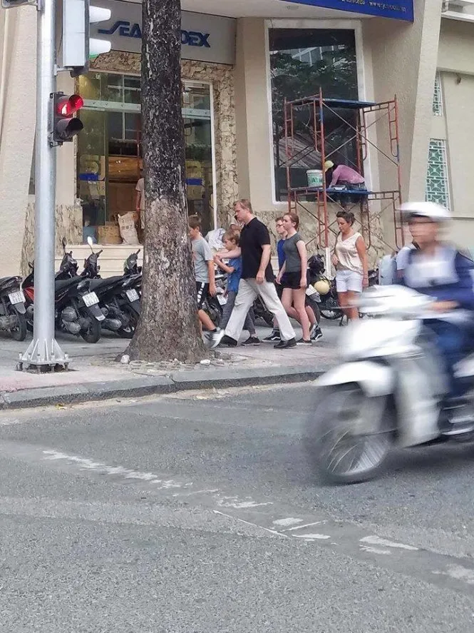 Đạo diễn Christopher Nolan sang Việt Nam để khảo sát địa danh cho Dunkirk 2? - Ảnh 2. Đạo diễn Christopher Nolan sang Việt Nam để khảo sát địa danh cho Dunkirk 2? - Ảnh 2.