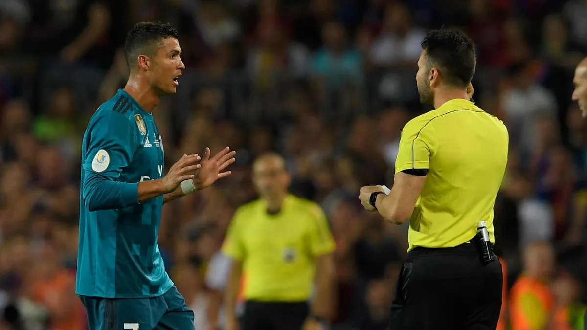 CH&Iacute;NH THỨC: Ronaldo bị treo gi&ograve; 5 trận v&igrave; thẻ đỏ v&agrave; x&ocirc; trọng t&agrave;i ở Kinh điển - Ảnh 1.