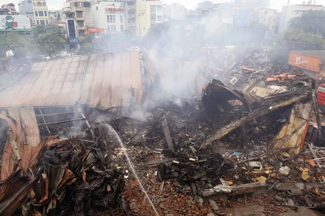 Hà Nội: Cháy lớn thiêu rụi siêu thị Thành Đô - Ảnh 1. Hà Nội: Cháy lớn thiêu rụi siêu thị Thành Đô - Ảnh 1.