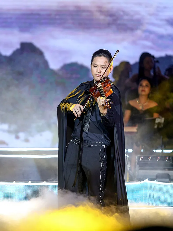 Cho&aacute;ng ngợp trước vẻ ho&agrave;nh tr&aacute;ng của liveshow Anh T&uacute; Mối t&igrave;nh đầu - Forever - Ảnh 1.