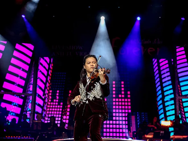 Cho&aacute;ng ngợp trước vẻ ho&agrave;nh tr&aacute;ng của liveshow Anh T&uacute; Mối t&igrave;nh đầu - Forever - Ảnh 2.