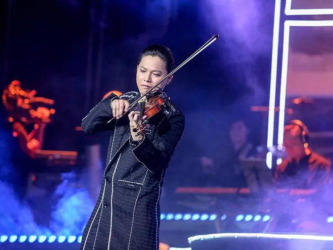 Cho&aacute;ng ngợp trước vẻ ho&agrave;nh tr&aacute;ng của liveshow Anh T&uacute; Mối t&igrave;nh đầu - Forever - Ảnh 7.