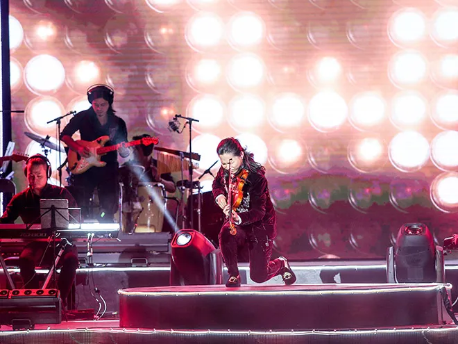 Cho&aacute;ng ngợp trước vẻ ho&agrave;nh tr&aacute;ng của liveshow Anh T&uacute; Mối t&igrave;nh đầu - Forever - Ảnh 12.