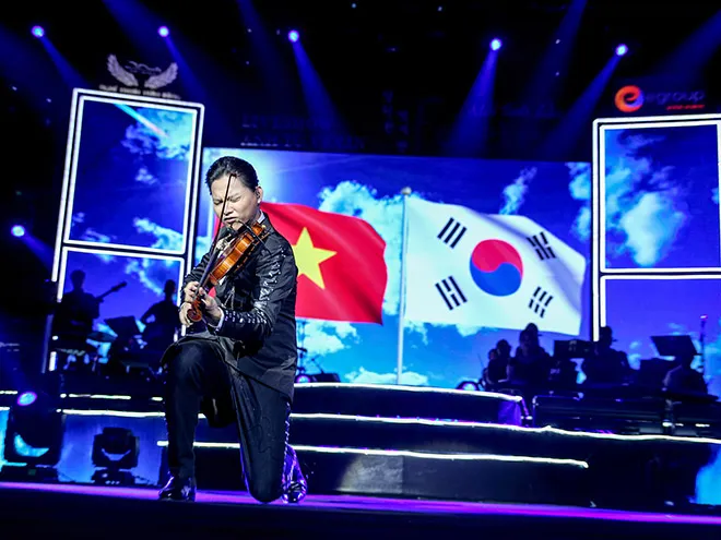 Cho&aacute;ng ngợp trước vẻ ho&agrave;nh tr&aacute;ng của liveshow Anh T&uacute; Mối t&igrave;nh đầu - Forever - Ảnh 13.