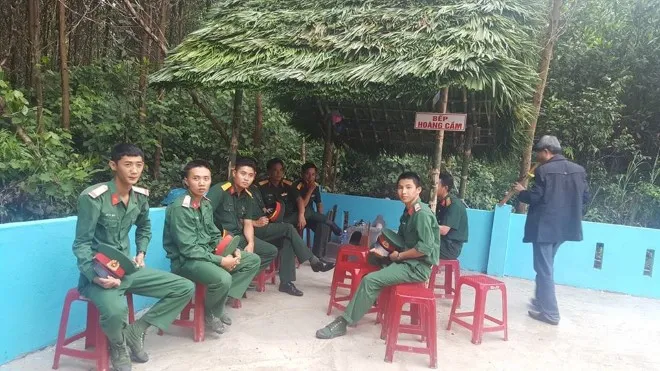 Sưởi ấm các linh hồn 21 liệt sĩ vô danh dưới chân núi Cà Tang - Ảnh 3.