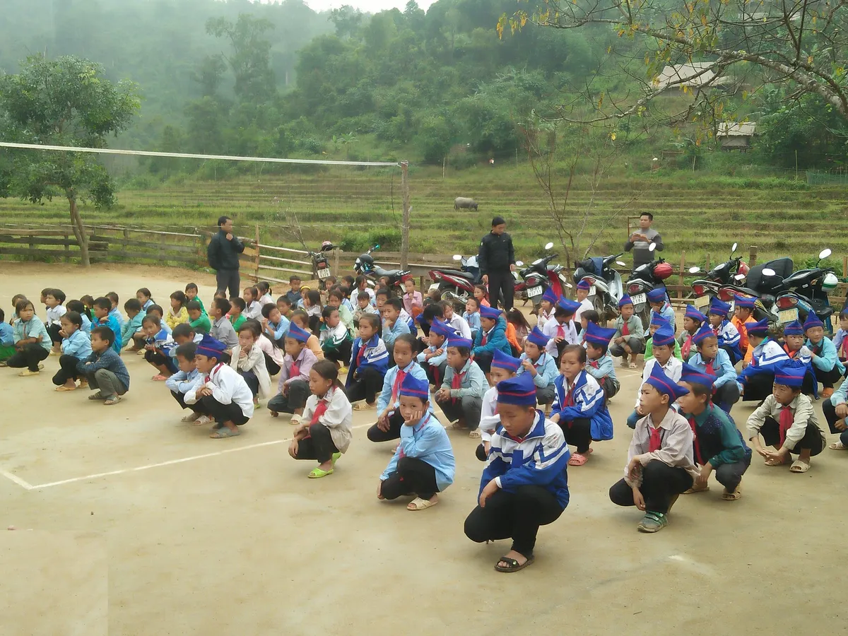 46 thầy giáo ở trường tiểu học Tri Lễ 4 và câu chuyện cổ tích cõng chữ lên non - Ảnh 3.