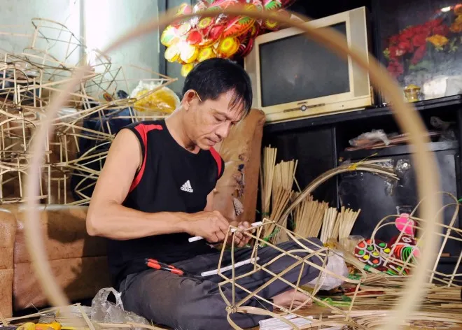 L&agrave;m đ&egrave;n lồng, đ&egrave;n &ocirc;ng sao, đ&egrave;n k&eacute;o qu&acirc;n, mặt nạ... m&ugrave;a Trung thu - Ảnh 1.