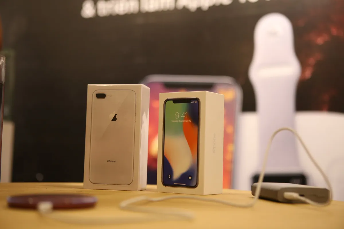 Sau ngày ra mắt, loạn giá iPhone X tại Việt Nam - Ảnh 1.