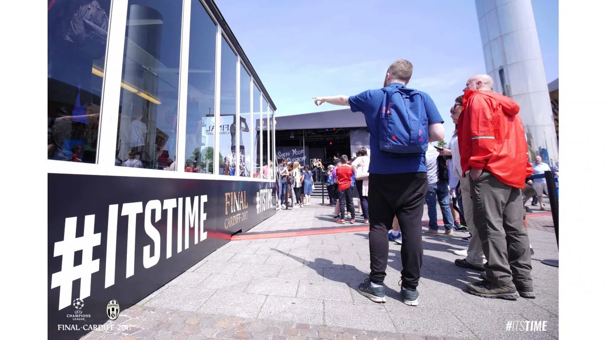Chùm ảnh: Người hâm mộ háo hức tham dự buổi lễ trưng bày của Juventus tại Cardiff - Ảnh 3.