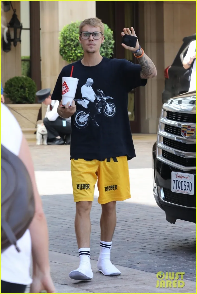 Hủy tour lưu diễn thế giới, Justin Bieber d&agrave;nh thời gian cho gia đ&igrave;nh - Ảnh 1.