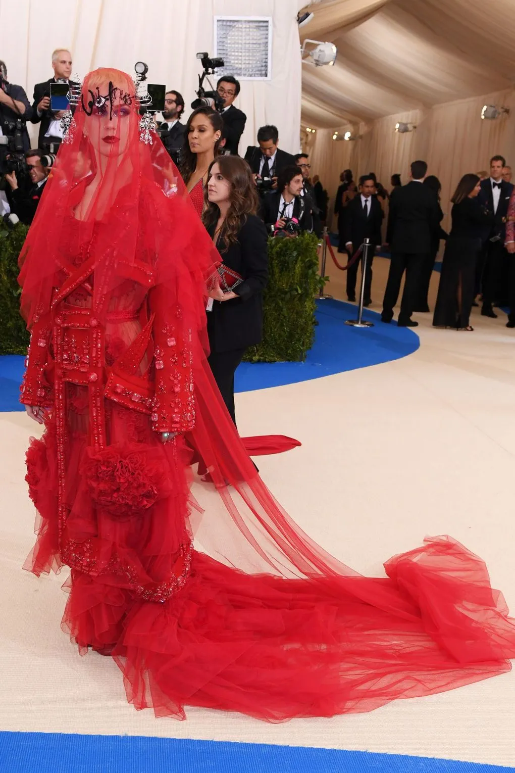 Sao mặc gì tại bữa tiệc thời trang MET Gala 2017? - Ảnh 3.