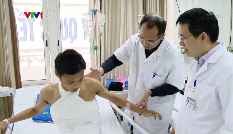 Phẫu thuật cắt thành công khối u gần 15 kg trên lưng - Ảnh 1. Phẫu thuật cắt thành công khối u gần 15 kg trên lưng - Ảnh 1.