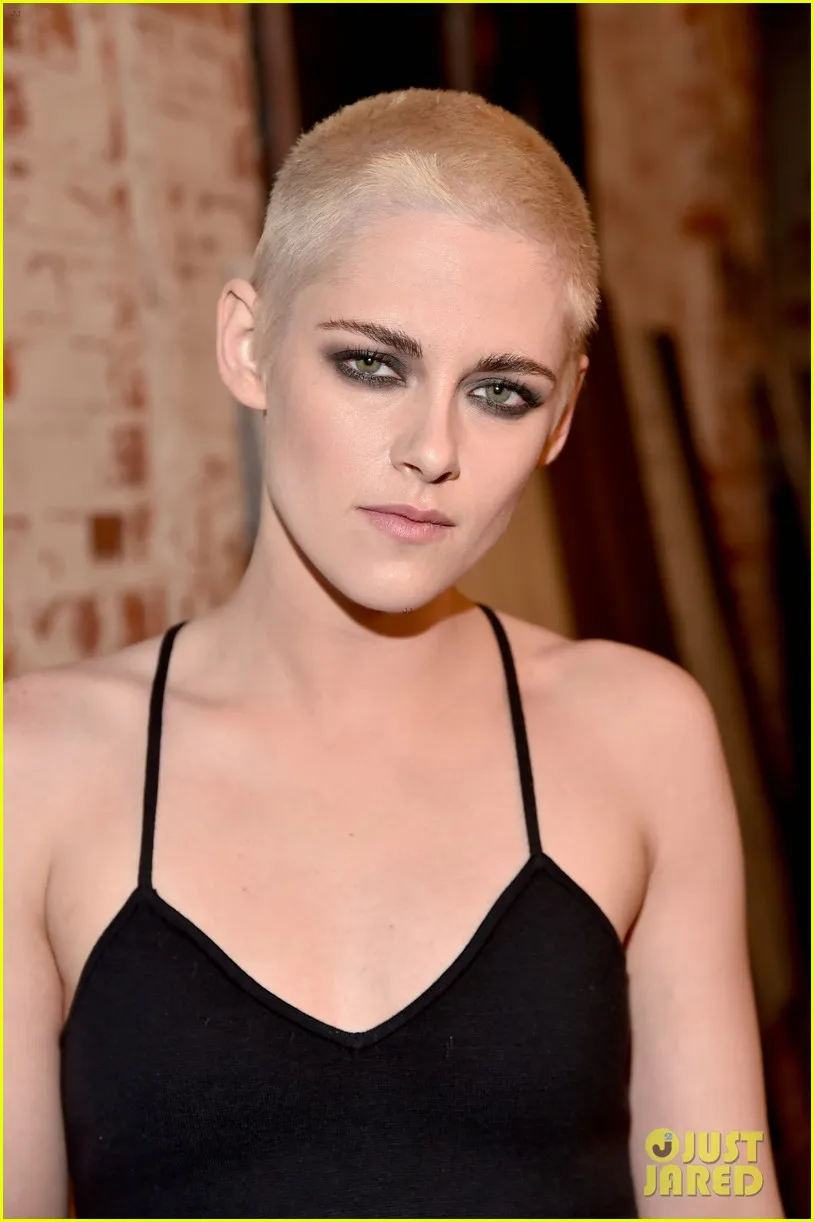 Choáng! Kristen Stewart cạo đầu - Ảnh 4.