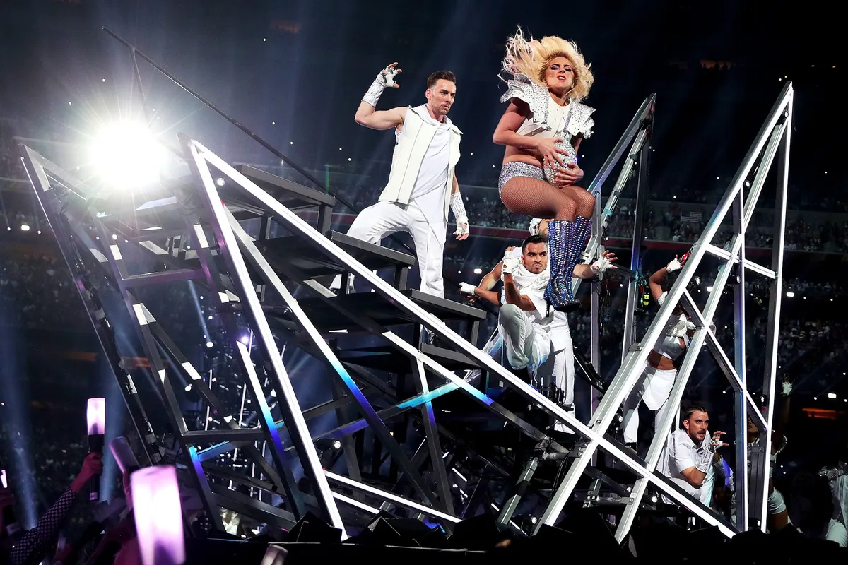 Lady Gaga gọi điện thoại cho bà trước khi bùng nổ tại Super Bowl 2017 - Ảnh 6.