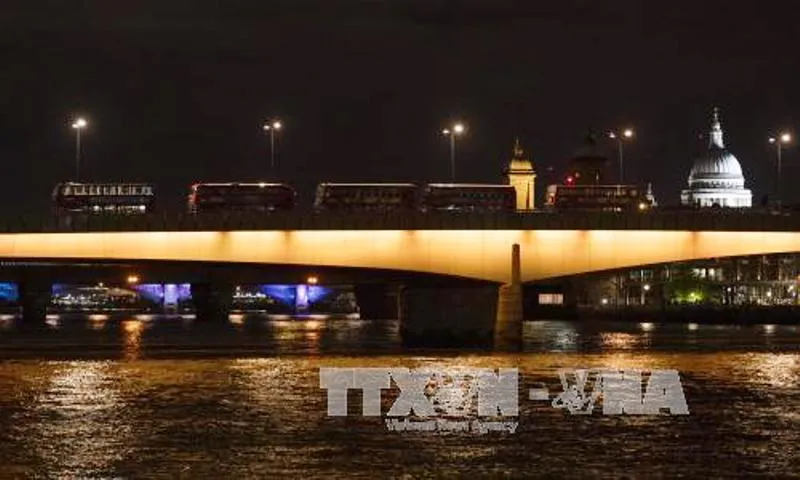 Anh: Xe tải lao vào người đi bộ trên cầu London, 20 người bị thương - Ảnh 15.