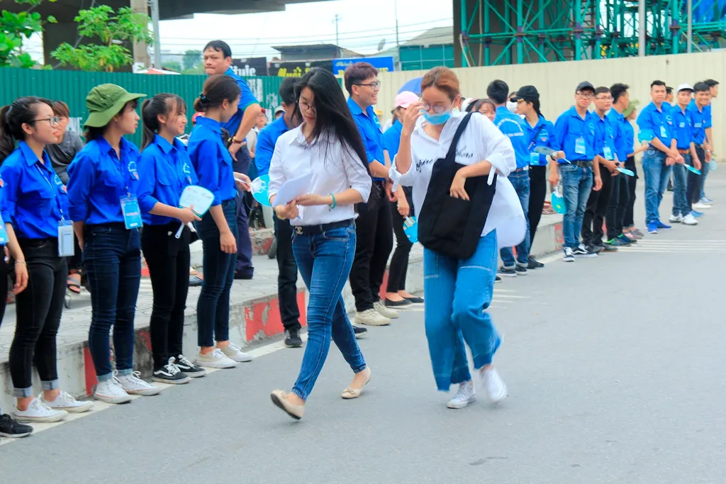 Kỳ thi THPT Quốc gia 2017: Thí sinh có mặt tại điểm thi từ sáng sớm, sẵn sàng vượt vũ môn - Ảnh 3.