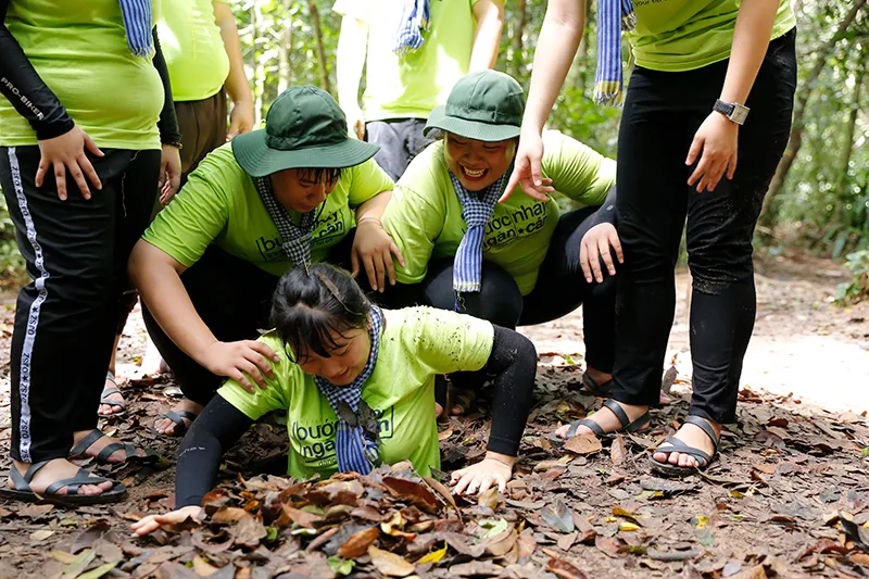 Thí sinh Bước nhảy ngàn cân khổ sở vì không chui lọt địa đạo Củ Chi - Ảnh 2.