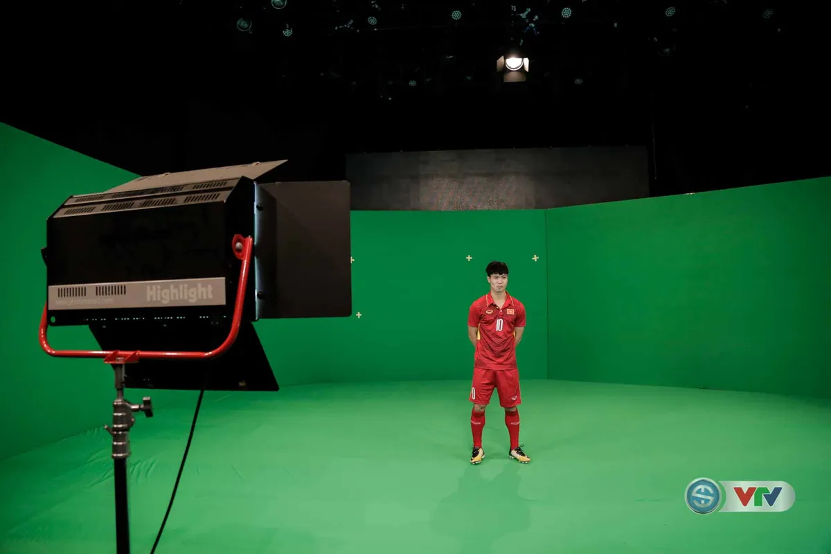 Xuân Trường, Công Phượng, Văn Thanh phô diễn kỹ thuật tại trường quay của VTV - Ảnh 5.