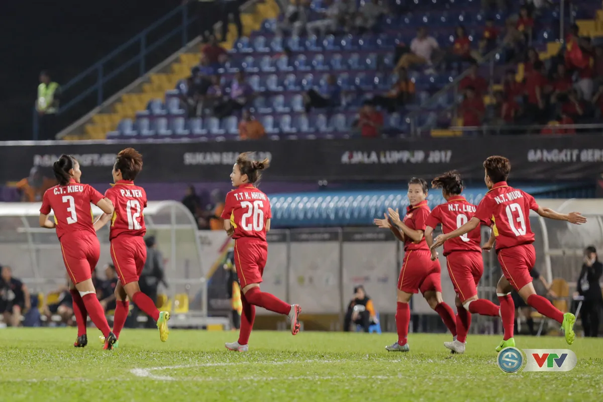 ẢNH: ĐT nữ Việt Nam rạng ngời hạnh phúc với tấm HCV SEA Games 29 - Ảnh 1.