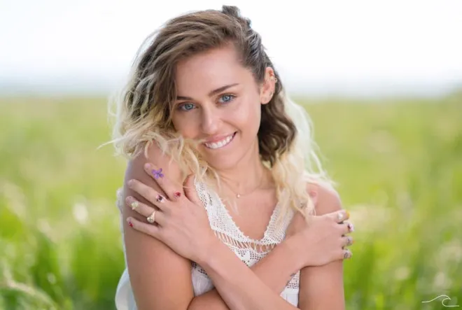 Bất ngờ với hình ảnh dịu dàng của Miley Cyrus trong MV tặng hôn phu - Ảnh 1.