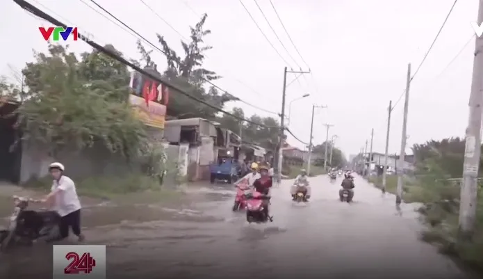 Người dân TP.HCM vật lộn chống chọi với triều cường - Ảnh 2.