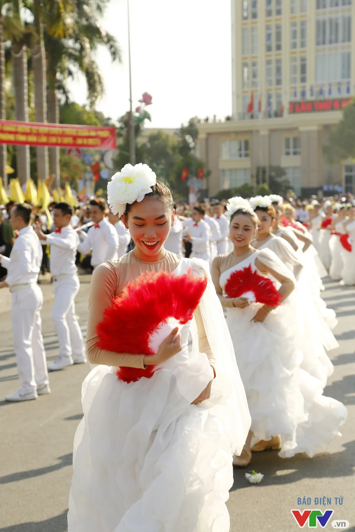 Chiêm ngưỡng nhan sắc những bóng hồng tại Lễ hội cà phê Buôn Ma Thuột 2017 - Ảnh 11.