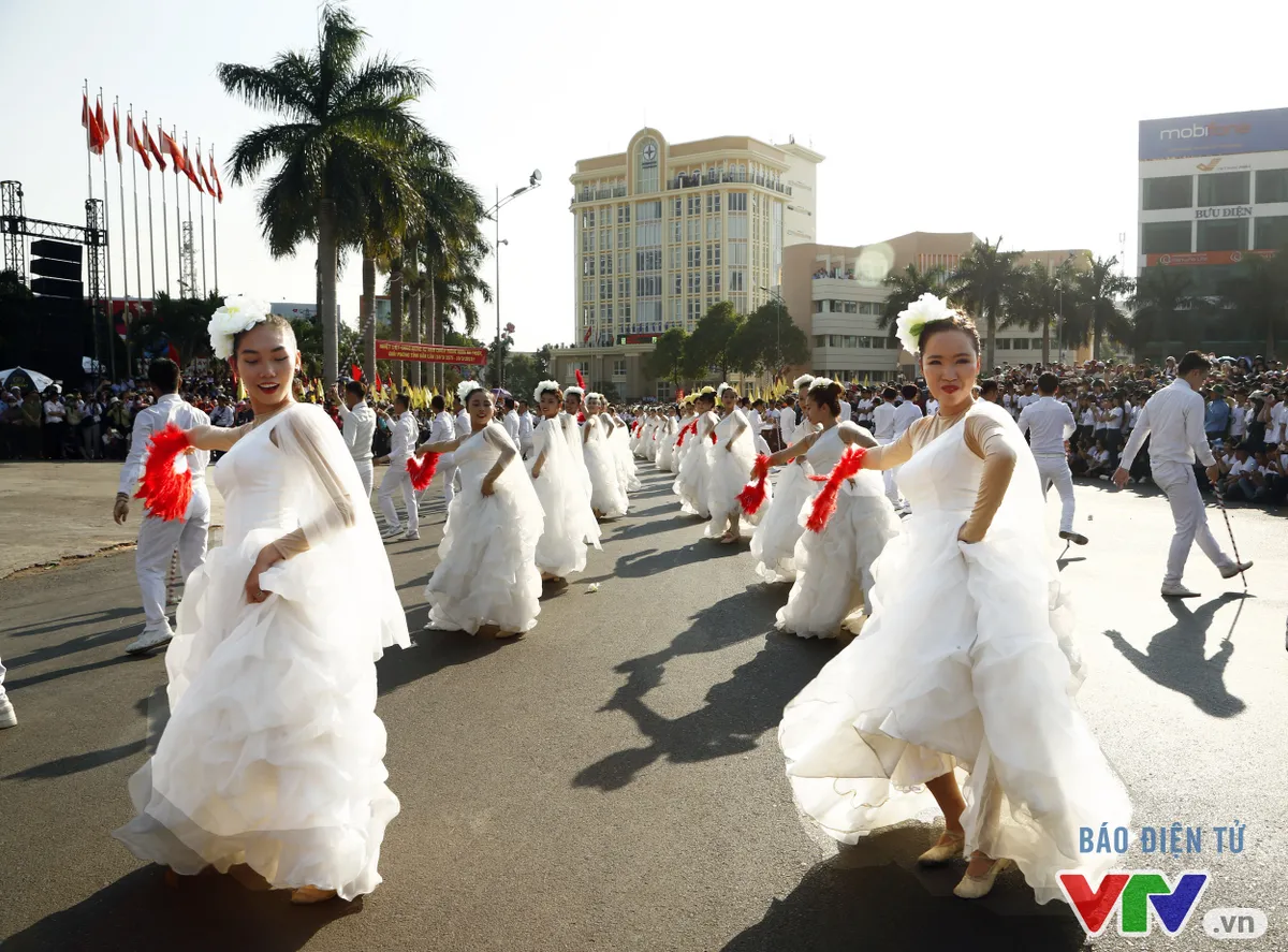 Chiêm ngưỡng nhan sắc những bóng hồng tại Lễ hội cà phê Buôn Ma Thuột 2017 - Ảnh 10.